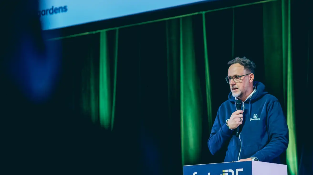 Oliver Range gives a lecture on artificial intelligence at a conference