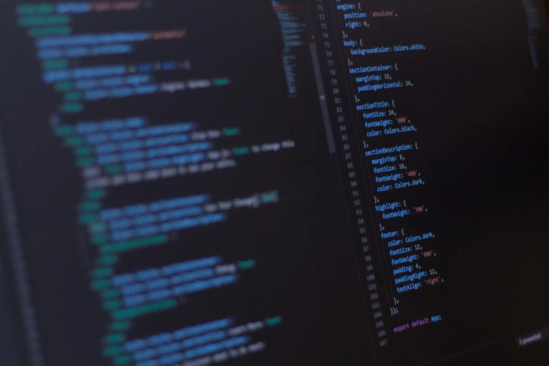 Programmcode auf dunklem Monitor mit Syntax-Highlighting in einer Entwicklerumgebung