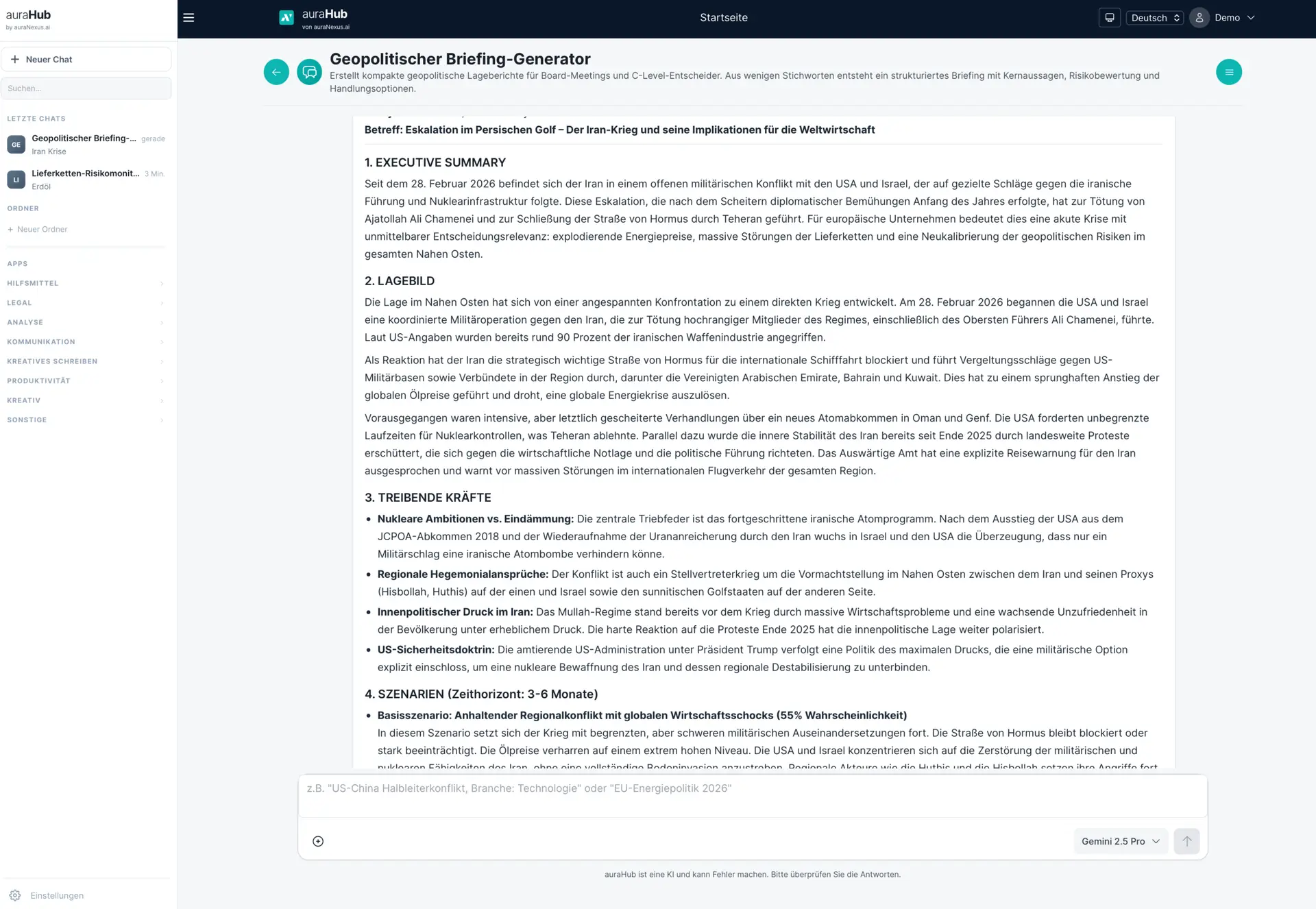 Laptop mit auraHub Geopolitik Dashboard auf Schreibtisch vor Kölner Dom im Abendlicht
