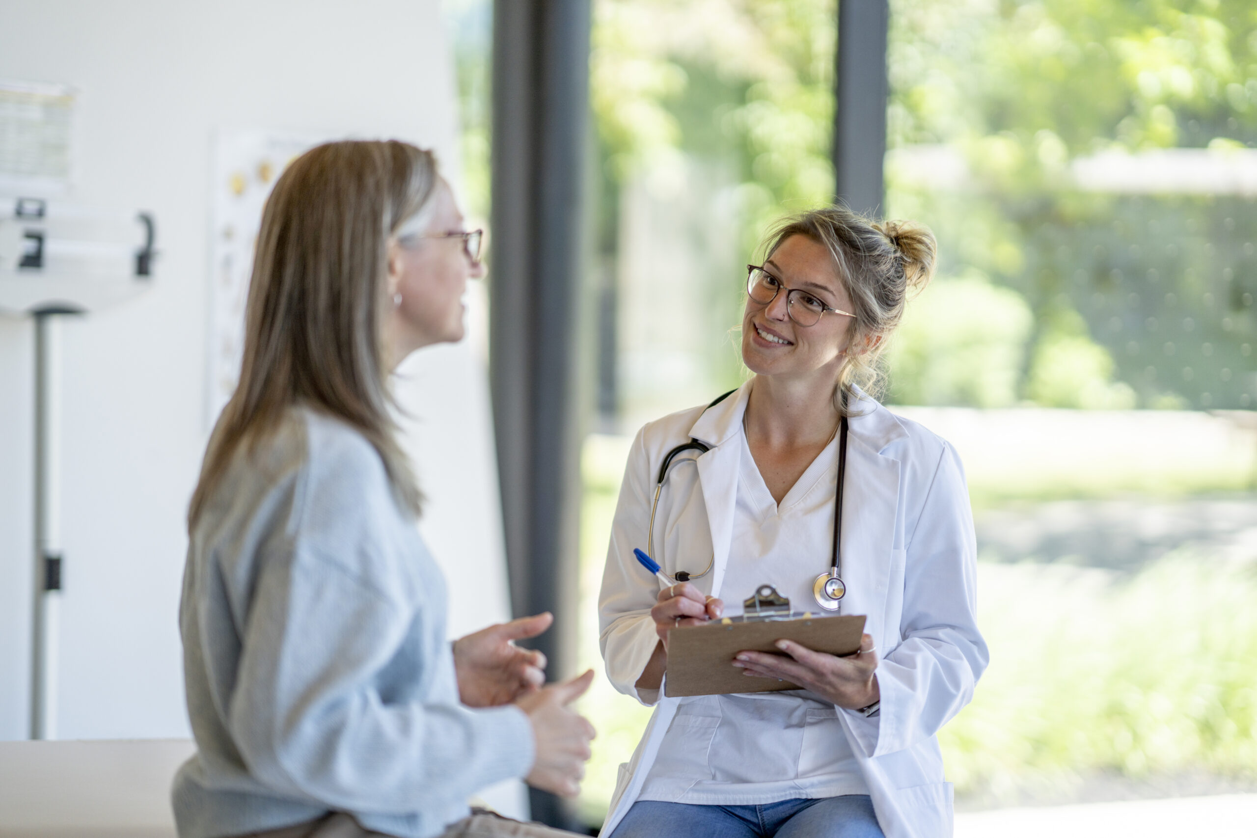 Ärztin im Beratungsgespräch mit Patientin – das ärztliche Gespräch bleibt unersetzbar